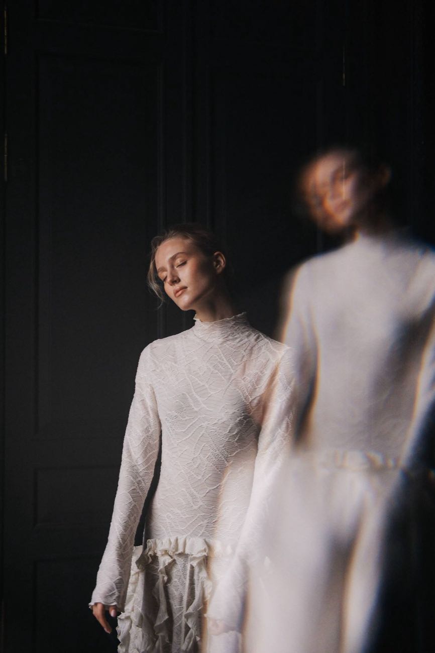 Фигура в белом у чёрных дверей с призрачным двойником